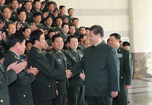 11月28日,中共中央總書記、國家主席、中央軍委主席習(xí)近平視察濟(jì)南軍區(qū)部隊(duì)。這是習(xí)近平接見駐濟(jì)南部隊(duì)師以上領(lǐng)導(dǎo)干部。新華社記者 李剛 攝