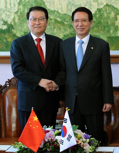 4月7日,中共中央政治局常委李長春在首爾會見韓國國會議長金炯旿。新華社記者 劉建生 攝