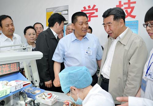 5月15日,中共中央政治局委員、國務(wù)院副總理、國務(wù)院殘疾人工作委員會主任回良玉專程來到北京市的殘疾人集中就業(yè)單位,看望慰問在這里工作的殘疾人職工。這是回良玉在北京贏冠義齒加工有限責(zé)任公司生產(chǎn)車間內(nèi)參觀。新華社記者 王曄 攝