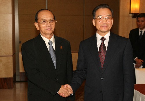 11月19日,中國國務院總理溫家寶在新加坡會見緬甸總理登盛。