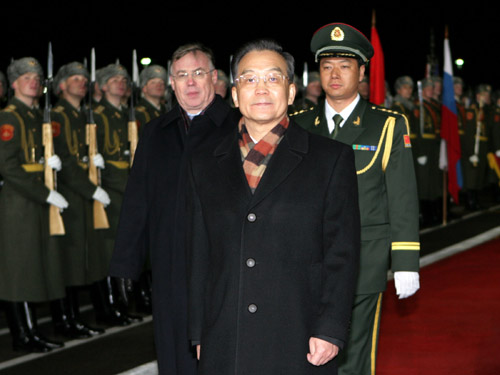 11月5日,國務(wù)院總理溫家寶乘專機抵達莫斯科,開始對俄羅斯進行正式訪問。 新華社記者 黃敬文 攝