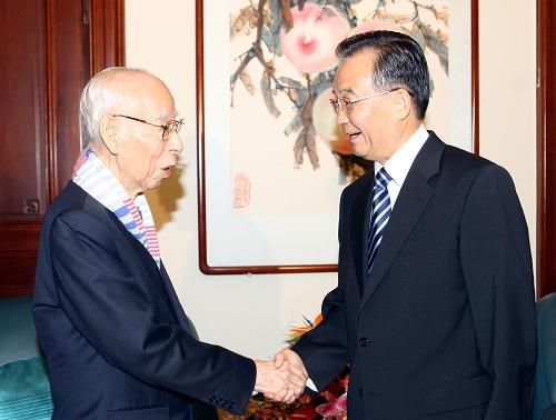 8月6日,中共中央政治局常委、國(guó)務(wù)院總理溫家寶在中央文史研究館親切會(huì)見(jiàn)來(lái)自香港的館員、著名學(xué)者饒宗頤先生。