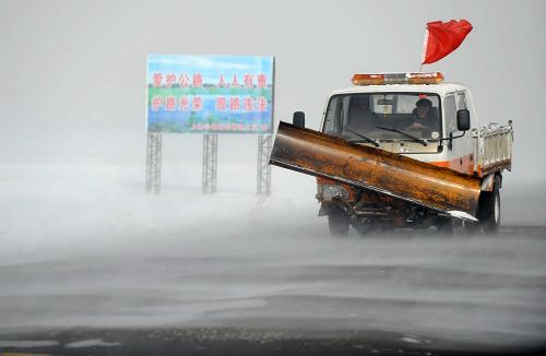 1月25日,一輛搶險(xiǎn)車在內(nèi)蒙古105省道正鑲白旗路段巡視。從1月24日開始,發(fā)生嚴(yán)重雪災(zāi)的內(nèi)蒙古中東部草原又迎來強(qiáng)沙塵暴、強(qiáng)降溫降雪等災(zāi)害天氣,數(shù)百輛汽車滯留于災(zāi)害路段,公路交通事故頻發(fā)。強(qiáng)沙塵暴和強(qiáng)降溫降雪災(zāi)害不僅給當(dāng)?shù)剞r(nóng)牧民生產(chǎn)生活帶來不便,也給正在進(jìn)行的抗災(zāi)救助工作帶來不利影響。有關(guān)部門正努力疏通雪阻道路,確保救災(zāi)物資安全及時(shí)運(yùn)抵搶險(xiǎn)救災(zāi)一線。新華社記者 張領(lǐng) 攝