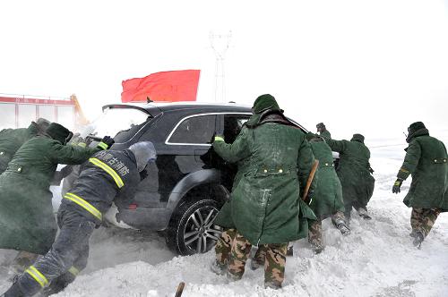 1月22日,消防戰(zhàn)士正在將一輛被困車輛從雪窩里推出。因受大風(fēng)降雪襲擾,從當(dāng)日清晨開始,內(nèi)蒙古自治區(qū)呼(和浩特)海(拉爾)省際大通道S105化德縣與正鑲白旗之間的部分路段陸續(xù)被大雪掩埋,并造成上百輛汽車被困,幸無人員傷亡。新華社發(fā)(田瑜 攝)
