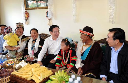 8月13日至16日,中共中央政治局常委、中央紀(jì)委書記賀國強(qiáng)先后到西藏林芝、拉薩等地,就貫徹落實中央第五次西藏工作座談會和西部大開發(fā)工作會議精神,做好西藏改革發(fā)展穩(wěn)定工作以及加強(qiáng)黨風(fēng)廉政建設(shè)和反腐敗工作等問題進(jìn)行調(diào)研。這是8月13日,在八一鎮(zhèn)林芝花園小區(qū)居民格桑玉杰家里,賀國強(qiáng)與一家人促膝交談,詳細(xì)了解他們的工作和生活情況。新華社記者 李濤 攝