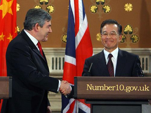 2月2日,中國國務(wù)院總理溫家寶在倫敦與英國首相布朗共同會見記者。新華社記者 蘭紅光 攝