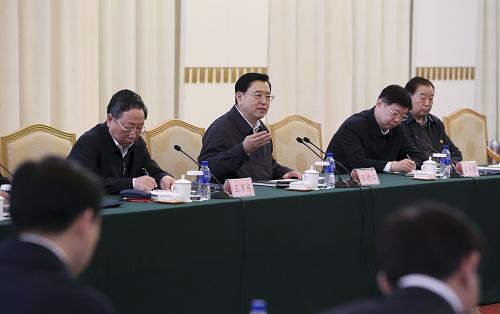4月15日至17日,中共中央政治局常委、全國人大常委會委員長張德江在山東調(diào)研。這是4月15日,張德江在煙臺市主持召開各級人大代表“推進依法治國”座談會。新華社記者 丁林 攝