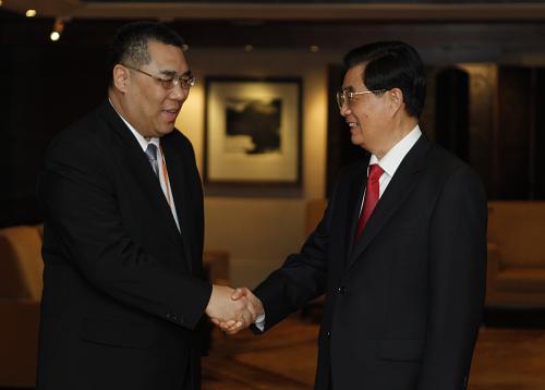 6月30日,國家主席胡錦濤在下榻的香港君悅酒店會(huì)見澳門特別行政區(qū)行政長官崔世安。新華社記者 鞠鵬 攝
