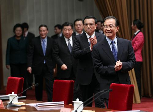 1月6日至7日,全國金融工作會議在北京舉行。中共中央政治局常委、國務(wù)院總理溫家寶出席會議并講話。中共中央政治局常委、國務(wù)院副總理李克強(qiáng)出席會議。 新華社記者 劉衛(wèi)兵 攝