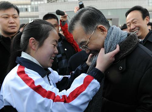這是1月10日溫家寶來到常州高等職業(yè)教育園信息學(xué)院看望師生時,一位學(xué)生把一條自己織的圍巾給總理圍上。新華社記者 李學(xué)仁 攝
