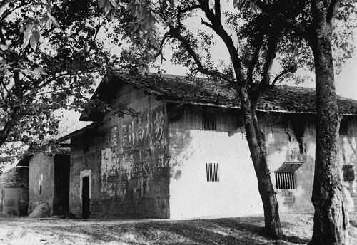 這是1931年11月7日紅色中華通訊社(簡(jiǎn)稱“紅中社”)在江西瑞金葉坪首次播發(fā)新聞的電臺(tái)舊址。從江西瑞金起程,與中國(guó)革命、建設(shè)和改革一道奮勇前行,新華社走過了80年奮斗歷程。80年,浸染了多少新華人的熱血?!80年,寄托了多少新華人的求索?!歷史的時(shí)針指向1931年11月7日??恐鴱臄橙耸种欣U獲的一部半電臺(tái),新華通訊社的前身——紅色中華通訊社在黨領(lǐng)導(dǎo)的中央蘇區(qū)應(yīng)運(yùn)而生。她播發(fā)的第一批新聞,就是宣告中華蘇維埃共和國(guó)這個(gè)人民當(dāng)家做主的新生政權(quán)誕生。從此,中國(guó)共產(chǎn)黨及其所代表的中國(guó)人民的聲音,通過紅色電波,傳向全國(guó),傳向世界……重溫崢嶸歲月,迎著復(fù)興曙光。今天,新華社正在以嶄新面貌和自信步伐邁向世界媒體舞臺(tái)中央。新華社發(fā)