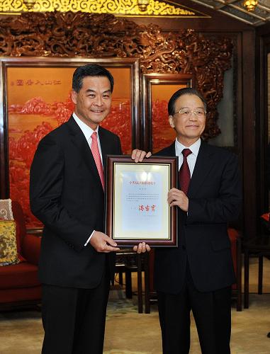 4月10日,中國國務院總理溫家寶在北京中南海向梁振英頒發(fā)任命梁振英為香港特別行政區(qū)第四任行政長官的國務院令。 新華社記者 劉建生 攝