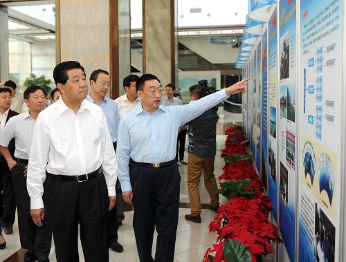 5月8日,中共中央政治局常委、全國政協(xié)主席賈慶林參觀正在全國政協(xié)機關(guān)舉辦的“水利——造福民生的偉大事業(yè)”專題展覽。新華社記者 劉建生 攝