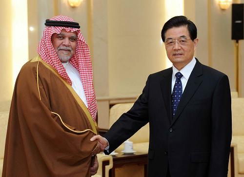 3月18日,國家主席胡錦濤在北京人民大會(huì)堂會(huì)見沙特國王特使班達(dá)爾。新華社記者 劉建生 攝