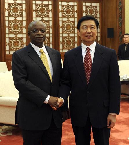 7月2日,中國國家副主席李源潮在北京會(huì)見烏干達(dá)全國抵抗運(yùn)動(dòng)總書記、政府總理姆巴巴齊。 新華社記者 饒愛民 攝