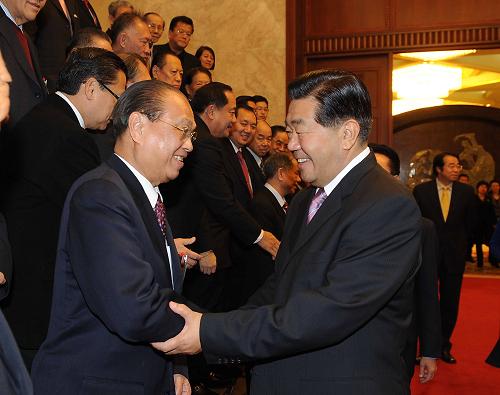 11月19日,中共中央政治局常委、全國政協(xié)主席賈慶林在北京人民大會堂會見菲華商聯(lián)總會訪華團一行。新華社記者高潔攝