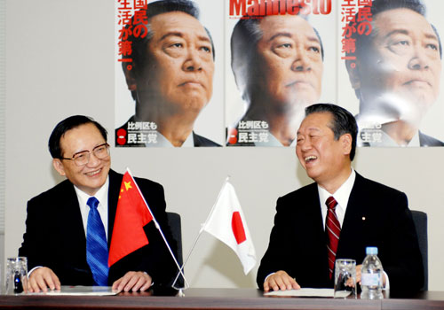 2月22日,在日本進(jìn)行正式訪問的中國國務(wù)委員唐家璇(左)在東京會見日本民主黨代表小澤一郎并與其舉行會談。 新華社記者 孫巍 攝
