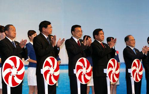 10月20日,第六屆中國(guó)-東盟博覽會(huì)在廣西南寧國(guó)際會(huì)展中心開(kāi)幕。這是中外貴賓在開(kāi)幕上的剪彩儀式后鼓掌。新華社記者 劉衛(wèi)兵 攝