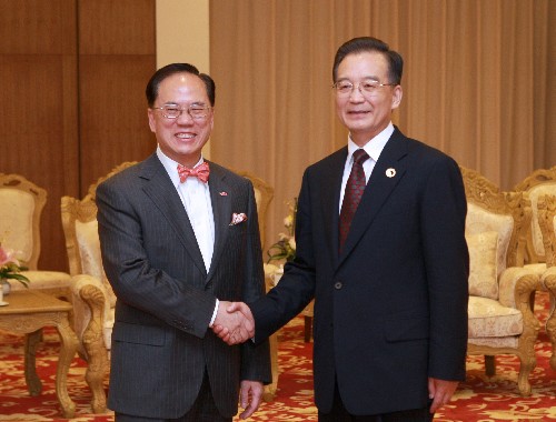 4月18日,國(guó)務(wù)院總理溫家寶在海南博鰲會(huì)見(jiàn)香港特別行政區(qū)行政長(zhǎng)官曾蔭權(quán)。新華社記者 龐興雷 攝