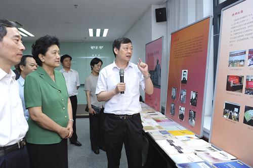 這是劉延?xùn)|在北京大學(xué)馬克思主義學(xué)院聽(tīng)取工作匯報(bào)。新華社記者王曄攝