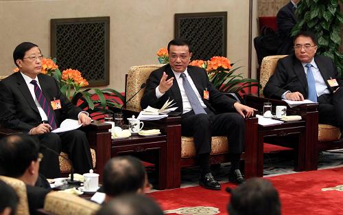 3月6日,中共中央政治局常委、國(guó)務(wù)院副總理李克強(qiáng)來到他所在的十一屆全國(guó)人大三次會(huì)議遼寧代表團(tuán),參加審議政府工作報(bào)告。 新華社記者鞠鵬攝