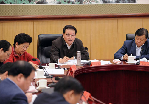 李長春出席中央文明委全體會議 新華社照片,北京,2008年2月19日 李長春出席中央文明委全體會議 2月19日,中央精神文明建設(shè)指導(dǎo)委員會在北京召開第一次全體會議。中共中央政治局常委、中央精神文明建設(shè)指導(dǎo)委員會主任李長春主持會議。 新華社記者 李濤 攝