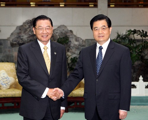 6月13日,中共中央總書記胡錦濤在北京釣魚臺國賓館會見臺灣海基會董事長江丙坤一行。 新華社記者劉衛(wèi)兵攝