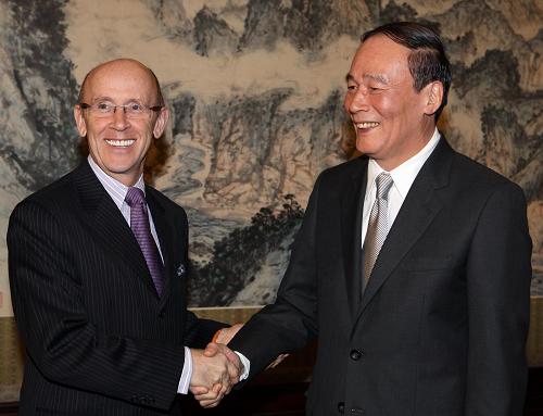 王岐山會見英國首相特使、貿(mào)易與投資國務(wù)大臣戴維斯 2月13日,國務(wù)院副總理王岐山在北京中南海紫光閣會見英國首相二十國集團倫敦金融峰會事務(wù)特使、貿(mào)易與投資國務(wù)大臣戴維斯。 新華社記者 姚大偉 攝