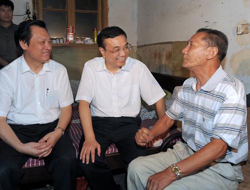 9月24日至26日,中共中央政治局常委、國(guó)務(wù)院副總理李克強(qiáng)在江西考察。這是9月25日,李克強(qiáng)來(lái)到南昌市青云譜區(qū)低洼危舊房區(qū)考察危舊房改造工程,并走進(jìn)低矮的房屋與住戶(hù)交談。新華社記者 馬占成 攝