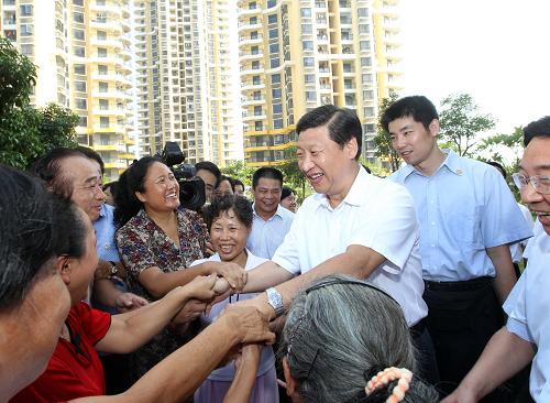 中共中央政治局常委、中央書記處書記、國家副主席習近平9月3日至6日在福建調研。這是9月6日,習近平在廈門高林居住區(qū)金安社區(qū)看望社區(qū)群眾。 新華社記者 蘭紅光 攝