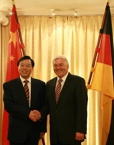 張德江會見德國副總理兼外長 9月10日,中國國務(wù)院副總理張德江(左)在德國漢堡會見德國副總理兼外長施泰因邁爾。 新華社記者羅歡歡攝