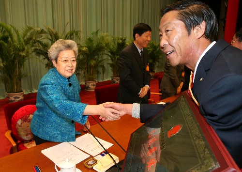 1月30日至31日,2008年全國食品藥品監(jiān)督管理工作會(huì)議在北京召開,國務(wù)院副總理吳儀出席會(huì)議并講話。這是1月31日,吳儀為全國食品藥品監(jiān)督管理系統(tǒng)先進(jìn)集體頒獎(jiǎng)。 新華社記者 龐興雷 攝