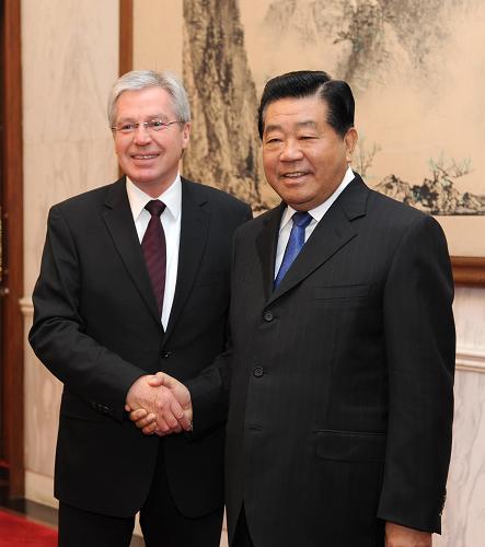 賈慶林會(huì)見德國參議院議長 10月8日,全國政協(xié)主席賈慶林在北京釣魚臺(tái)國賓館會(huì)見德國聯(lián)邦參議院議長伯恩森。 新華社記者 馬占成 攝