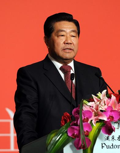12月21日,第四屆兩岸經(jīng)貿(mào)文化論壇在上海閉幕。中共中央政治局常委、全國政協(xié)主席賈慶林和中國國民黨主席吳伯雄出席閉幕式。這是賈慶林在閉幕式上致詞。新華社記者 李學(xué)仁 攝