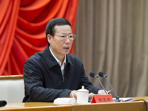2月18日,中共中央政治局常委、國務(wù)院總理李克強(qiáng)在省部級主要領(lǐng)導(dǎo)干部學(xué)習(xí)貫徹十八屆三中全會(huì)精神全面深化改革專題研討班上以深化經(jīng)濟(jì)體制改革為題作報(bào)告。中共中央政治局常委、國務(wù)院副總理張高麗主持。 新華社記者 王曄 攝