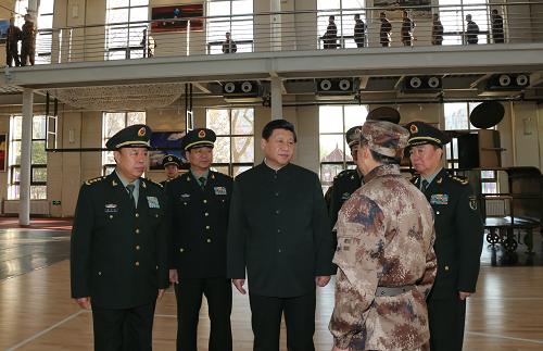 11月28日,中共中央總書記、國家主席、中央軍委主席習(xí)近平視察濟(jì)南軍區(qū)部隊(duì)。這是習(xí)近平實(shí)地察看濟(jì)南軍區(qū)直屬隊(duì)新兵團(tuán)訓(xùn)練情況。新華社記者 李剛 攝