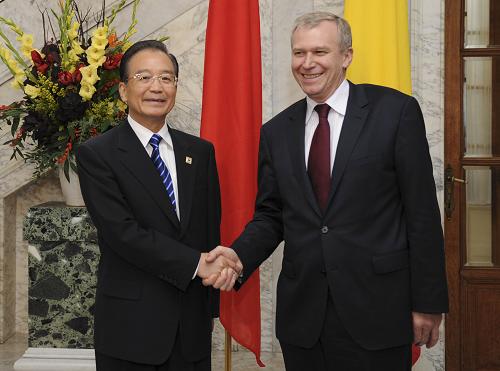 溫家寶與比利時首相萊特姆舉行會談 10月6日,中國國務(wù)院總理溫家寶在布魯塞爾與比利時首相萊特姆舉行會談。 新華社記者 謝環(huán)馳 攝