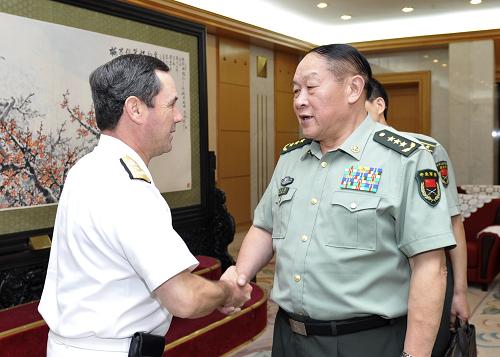 6月9日,中國國務(wù)委員兼國防部長梁光烈上將在北京八一大樓會(huì)見來訪的智利海軍司令岡薩雷斯海軍上將。新華社記者 王曄 攝