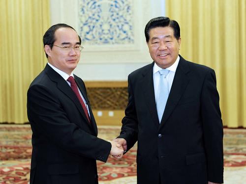 4月30日,全國政協(xié)主席賈慶林在北京人民大會(huì)堂會(huì)見越南政府副總理兼教育和培訓(xùn)部長阮善仁。 新華社記者 李濤 攝