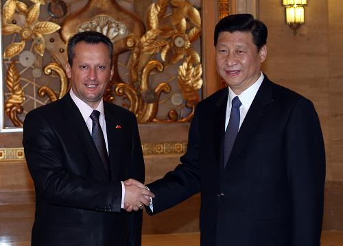 5月1日,中國國家副主席習(xí)近平在上海會見前來出席上海世博會開幕式的馬其頓議長韋利亞諾夫斯基。新華社記者 樊如鈞 攝
