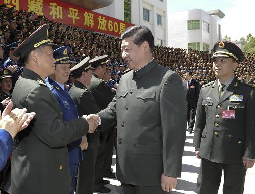 7月19日,中共中央政治局常委、國家副主席、中央軍委副主席、中央代表團(tuán)團(tuán)長習(xí)近平率代表團(tuán)部分成員分別慰問解放軍駐拉薩部隊團(tuán)職以上干部和武警西藏總隊及拉薩部隊團(tuán)職以上干部以及自治區(qū)、拉薩市政法系統(tǒng)處級以上干警。這是習(xí)近平慰問解放軍駐拉薩部隊團(tuán)職以上干部。 新華社記者謝環(huán)馳攝