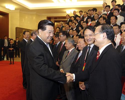 9月27日,中共中央政治局常委、全國(guó)政協(xié)主席賈慶林在北京人民大會(huì)堂會(huì)見出席中華海外聯(lián)誼會(huì)三屆二次理事大會(huì)的全體理事。新華社記者 丁林 攝