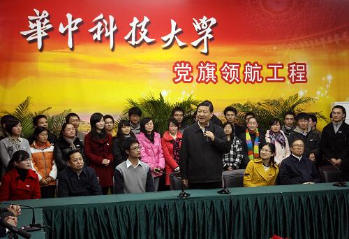 習(xí)近平在湖北調(diào)研 1月21日至24日,中共中央政治局常委、中央書記處書記、國家副主席習(xí)近平在湖北省調(diào)研。1月22日,習(xí)近平在華中科技大學(xué)與正在舉行“黨旗領(lǐng)航工程”特色黨日活動(dòng)的學(xué)生親切交流。 新華社記者蘭紅光攝