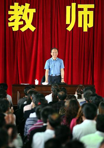 8月28日,在新學(xué)期和第27個(gè)教師節(jié)即將來臨之際,中共中央政治局常委、國務(wù)院總理溫家寶在河北張北縣第三中學(xué)為廣大農(nóng)村教師作題為《一定要把農(nóng)村教育辦得更好》的報(bào)告。新華社記者姚大偉攝