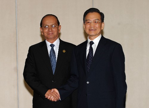 溫家寶會(huì)見緬甸總理登盛 4月17日,國(guó)務(wù)院總理溫家寶在海南三亞會(huì)見前來出席博鰲亞洲論壇2009年年會(huì)的緬甸總理登盛。 新華社記者 馬占成 攝