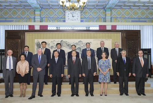 7月12日,國務(wù)院副總理馬凱在北京中南海紫光閣會見參加中國銀監(jiān)會國際咨詢委員會第十一次會議的全體委員。新華社記者 李學(xué)仁 攝