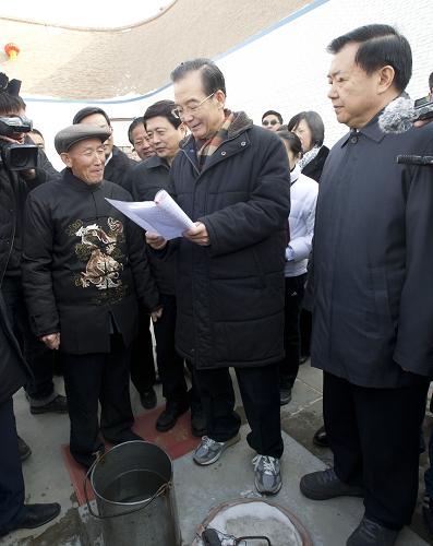 這是溫家寶總理在甘肅省慶陽市環(huán)縣木缽鎮(zhèn)高寨溝村察看農(nóng)戶水窖的水質(zhì)檢驗報告。新華社記者 李學(xué)仁 攝