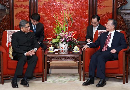 溫家寶會見印度外長克里希納 4月7日,國務院總理溫家寶在北京中南海紫光閣會見來華正式訪問的印度外長克里希納。 新華社記者 龐興雷 攝