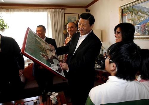 1月10日,國家副主席習(xí)近平來到澳門普通市民胡祖杰家中探訪,了解他們生活、工作情況。這是胡祖杰一家將親手制作的五谷雜糧畫作回贈(zèng)習(xí)近平。 新華社記者劉蓮芬攝