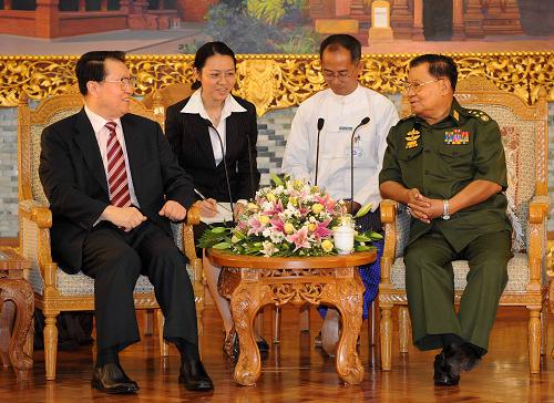 李長春會見緬甸國家和平與發(fā)展委員會主席丹瑞 3月26日,中共中央政治局常委李長春在緬甸首都內(nèi)比都會見緬甸國家和平與發(fā)展委員會主席丹瑞。 新華社記者 劉建生 攝